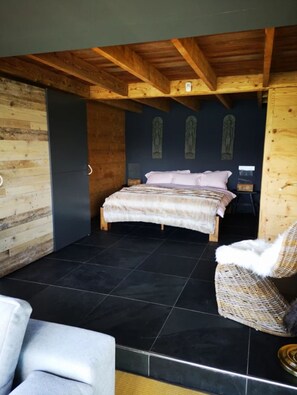 1 dormitorio, tabla de planchar con plancha, wifi y ropa de cama