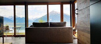 Chalet with panoramic views of the mountains of the Oberland and Lake Thun