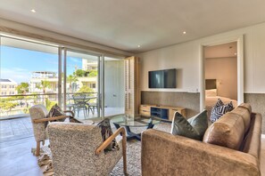TV - Two Bedroom Apartment - fully furnished and design in V&a Marina Residential (Cape Town)
