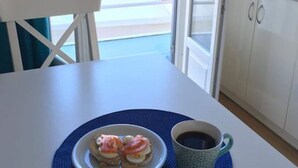 Een eettafel met een bord eten en een kop koffie.
