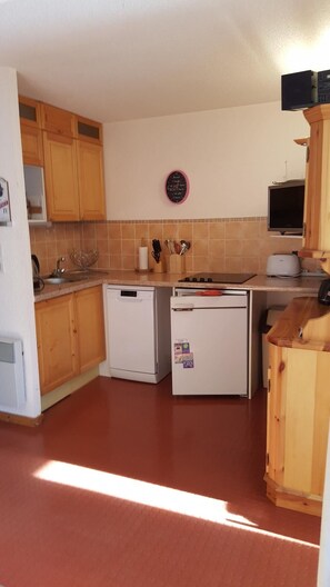 Kühlschrank, Mikrowelle, Ofen, Geschirrspüler