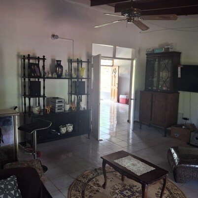 Healing 3-bed Retreat - Sleeps 3, Hot Tub & Pool