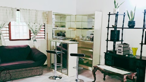 Healing 3-bed Retreat - Sleeps 3, Hot Tub & Pool