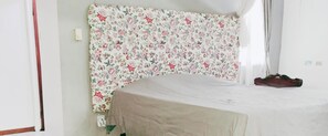 House - Healing 3-bed Retreat - Sleeps 4, Hot Tub & Pool (Brown's Town)
