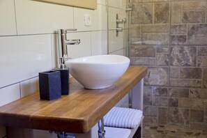 Een douche, een haardroger, handdoeken