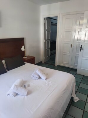 2 bedrooms, iron/ironing board, WiFi