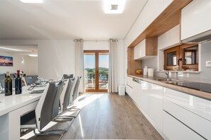 Refrigerador, microondas, horno y lavavajillas