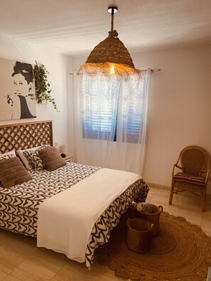 2 bedrooms, iron/ironing board, internet, bed sheets