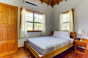 2 bedrooms, desk, iron/ironing board, free WiFi - Downtown 2BR with Great Price & Perfect Location! (Placencia)