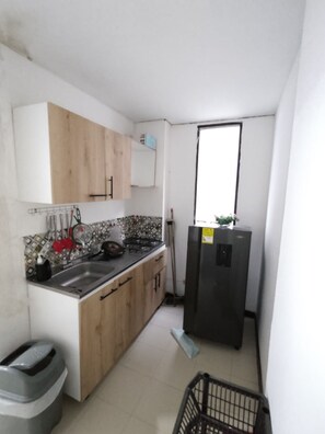 Refrigerador, parrilla de estufa y cafetera y tetera 