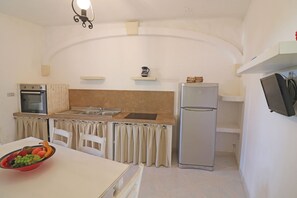 Frigorifero, forno, piano cottura, macchina per tè/caffè