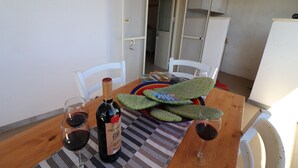 Un tavolo da pranzo con due bicchieri di vino, una bottiglia e un piatto di cibo.