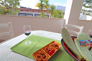 Outdoor dining - Montepulciano house in Torre Santo Stefano in Otranto 4 places (Otranto)