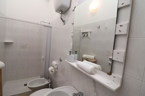 Ensemble baignoire-douche, séchoir à cheveux, serviettes fournies