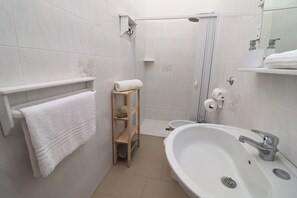 Ducha y bañera combinadas, secador de pelo y toallas