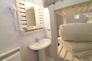 Duschwanne, Haartrockner, Handtücher