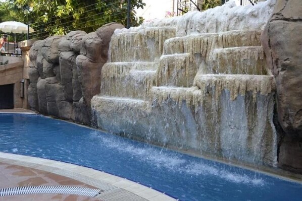 Una piscina al aire libre de temporada