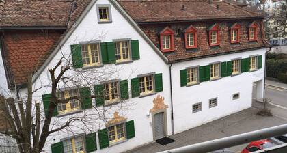 2 Zimmer mit Balkon, zentrale, ruhige Lage