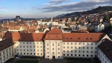Un grand bâtiment historique à la façade symétrique, doté de nombreuses fenêtres et d’une cour intérieure.