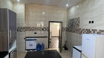 House | Dapur peribadi | Peti sejuk, ketuhar gelombang mikro, ketuhar, dapur