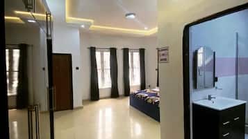 House | 4 bilik tidur, seterika/papan seterika, Wi-fi percuma, cadar katil