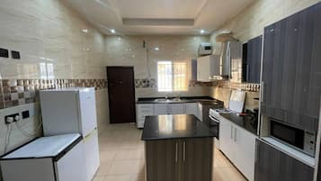 House | Dapur peribadi | Peti sejuk, ketuhar gelombang mikro, ketuhar, dapur