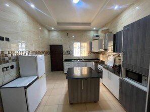 House | Private kitchen | Fridge, microwave, oven, stovetop - Immaculate 4-bed Detached Duplex in Lekki Chevron (Lekki)