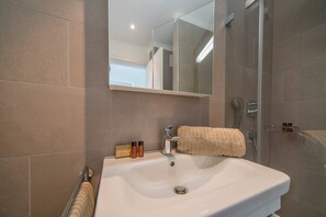 Duschwanne, kostenlose Toilettenartikel, Haartrockner
