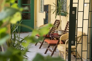 Outdoor dining - Vibrant 3 Bedroom Apartment In The Pulsing Heart Of Budapest (Budapest)