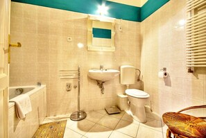 Combined shower/tub, hair dryer, towels
