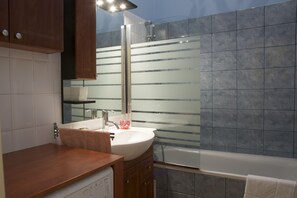 Ducha y bañera combinadas, secador de pelo y toallas