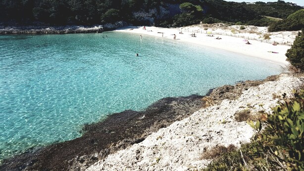 A beach with clear turquoise water, sandy shore, and rocky outcrops. - Air-conditioned apartment near Porto Vecchio, 500 m sea, 6 people, two bathrooms (Zonza)
