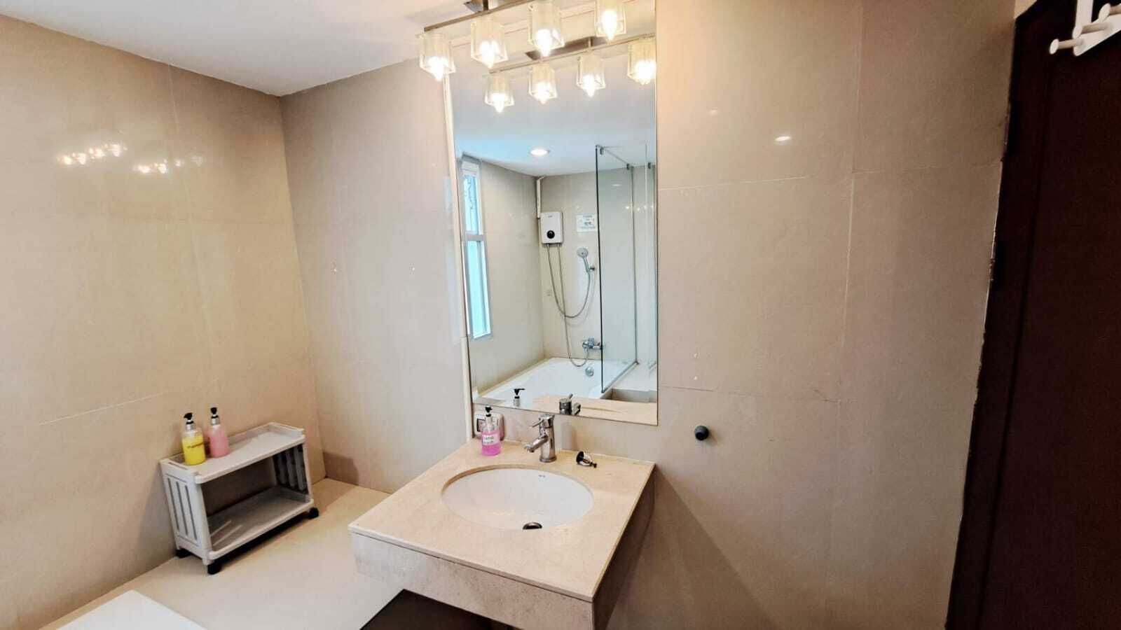 Combined shower/tub, hair dryer, towels