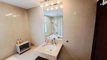 Combined shower/tub, hair dryer, towels