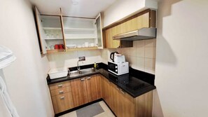 Fridge, microwave, stovetop, dishwasher - Short-Term Rental Allowed - 2C Downtown Bkk Serviced Apartment (Krung Thep Maha Nakhon)