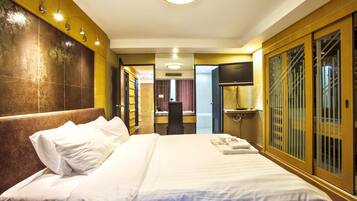 2 bedrooms, iron/ironing board, WiFi, bed sheets