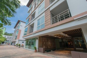 Exterior - 6-35 - 3 Bdr Condo with Balcony and shared Pool (Tambon Patong)