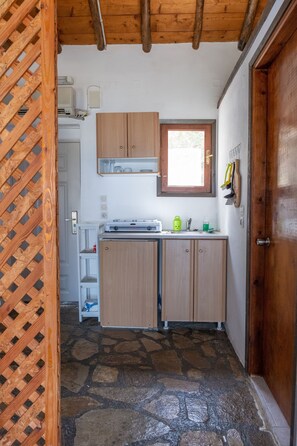 Fridge, oven, coffee/tea maker, toaster
