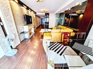 TV - Short-Term Rental Allowed - 7D Downtown Bkk Serviced Apartment (Krung Thep Maha Nakhon)