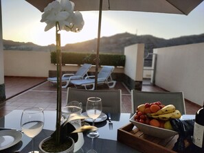Outdoor dining - Comfortable modern house with jacuzzi, and access to swimming pool (Puerto Rico de Gran Canaria)