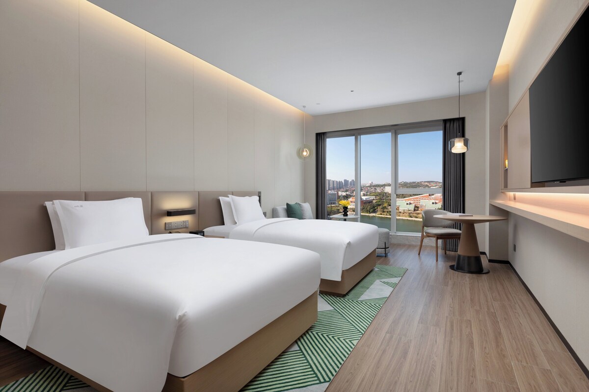 Ropa de cama de alta calidad, edredones de plumas, minibar y caja fuerte