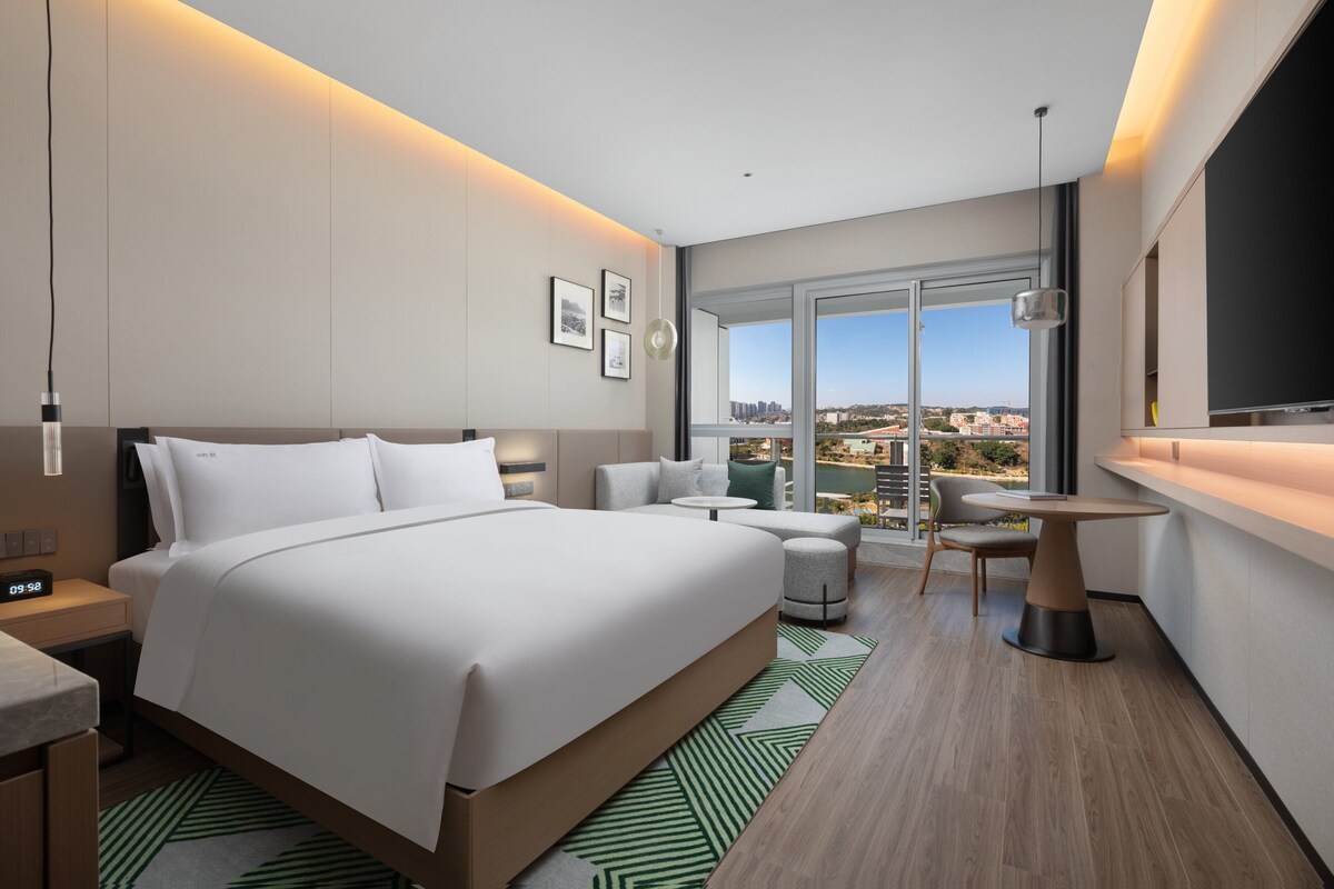Habitación estándar, 1 cama de matrimonio grande, vistas al lago | Ropa de cama de alta calidad, edredones de plumas, minibar y caja fuerte