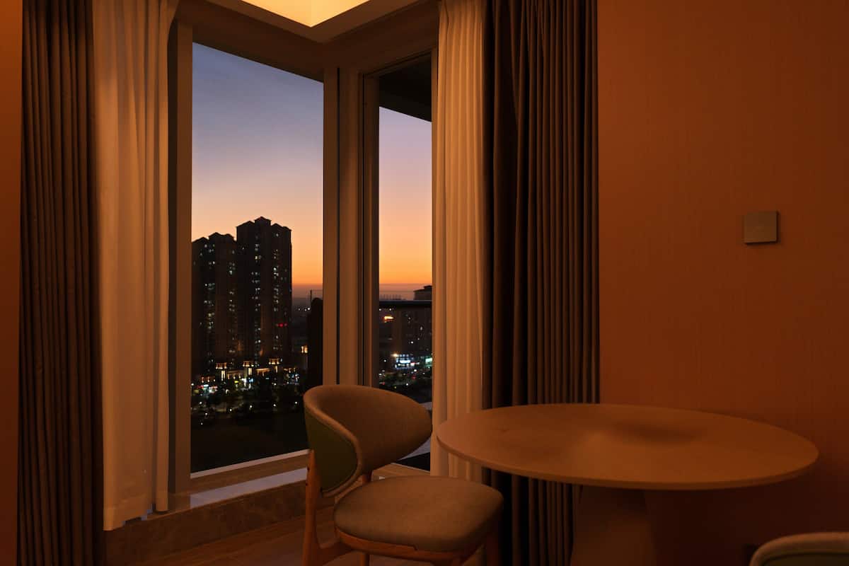 Suite, 1 kingsize-seng | Sengetøy av topp kvalitet, minibar, safe på rommet og skrivebord