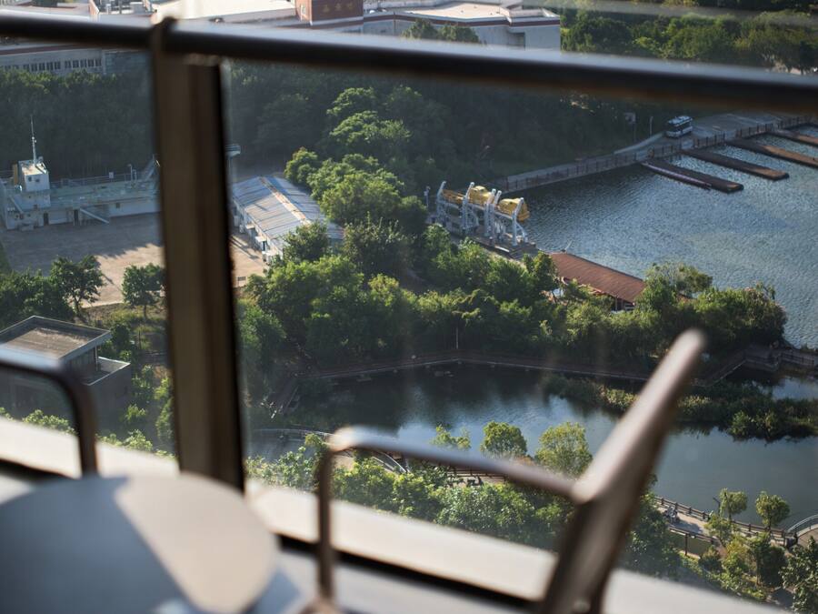 1 King Standard Lake View | Balcony