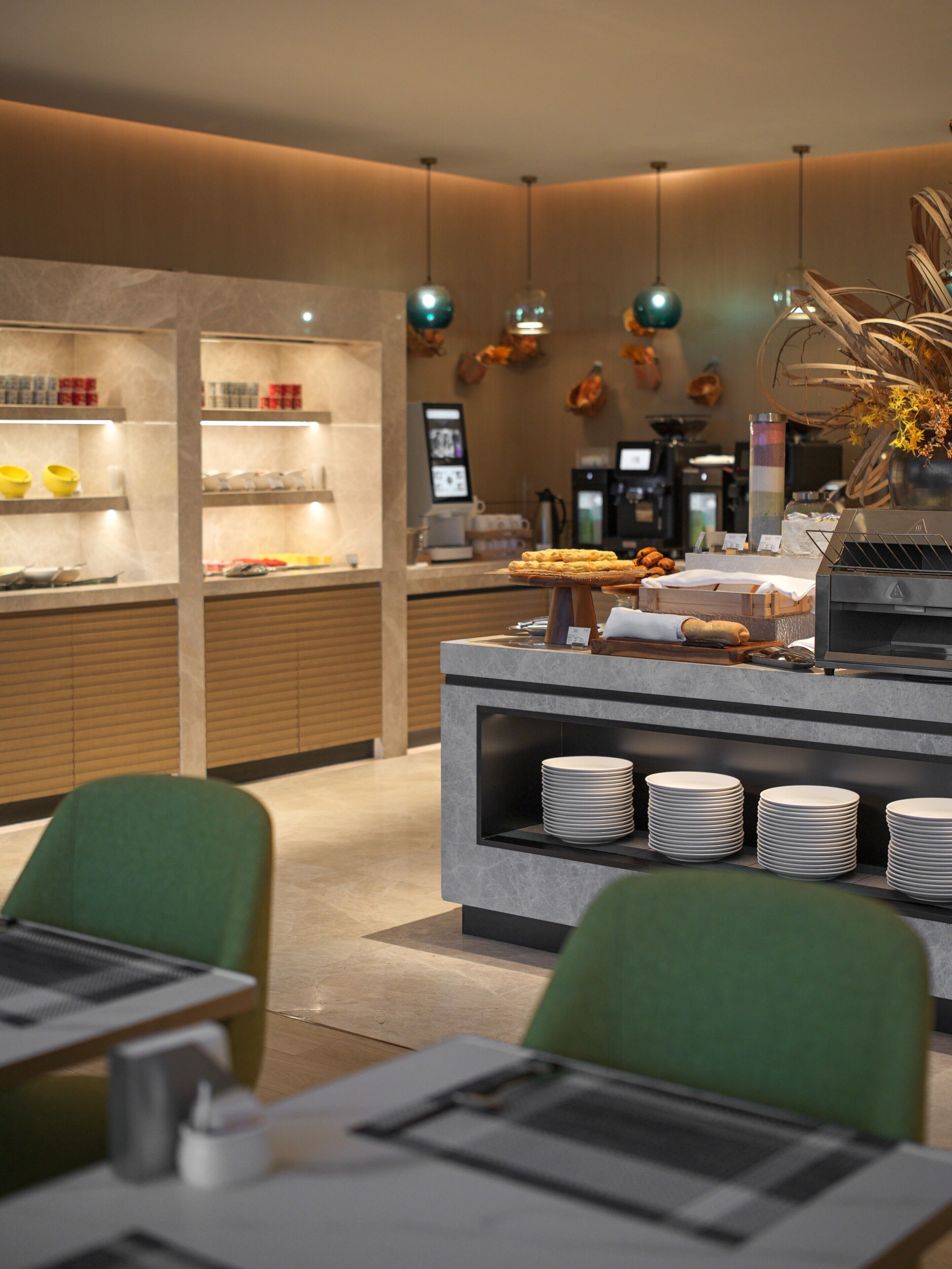 Una cafetería moderna con mostrador, zona de estar y cartelera de menú.