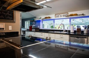 Réfrigérateur, micro-ondes, plaque de cuisson, lave-vaisselle