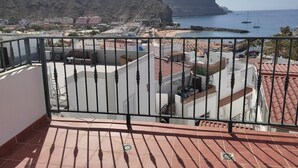 A balcony with a view of a coastal town, including a beach and cliffs. - Lovely Studio With Private Terrace And Ocean View by El Sirocco - 100 stairs (Lomo Quiebre)