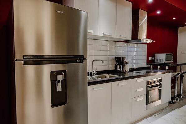 Geladeira, micro-ondas, fogão, cooktop