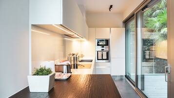 Kühlschrank, Mikrowelle, Ofen, Herdplatte