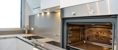 Fridge, oven, stovetop, dishwasher